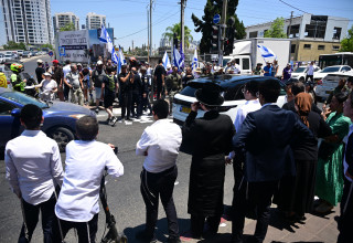המחאה נגד אי השיוויון בנטל בבני ברק (צילום: אבשלום ששוני)