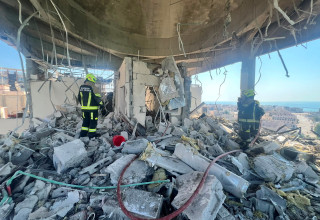 בניין מגורים בבחריין שנפגע בתקיפה האיראנית  (צילום: Bahrain Police Media/Handout via REUTERS)