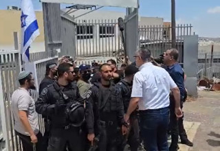 סערה באום אל פאחם כשצבי סוכות הגיע לבקר בבתי הספר (צילום: שימוש חופשי)