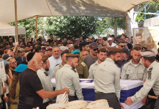 הלווייתו של סרן דוד חזות ז"ל בבית העלמין באשקלון (צילום: יניר יגנה, וואלה!)