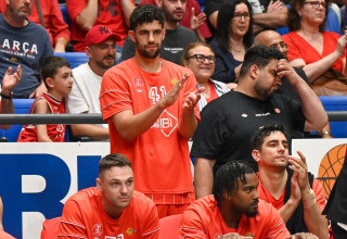 תומר גינת שחקן הפועל תל אביב (צילום: ברני ארדוב)