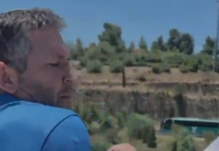  יאיא פינק הסיר שלט והותקף  (צילום: פרטי)