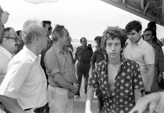 ראש הממשלה יצחק רבין ושר הביטחון פרס מקבלים את פני החטופים שהחזיר צה"ל מאנטבה  (צילום: אורי הרצל צחיק)