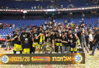שחקני מכבי תל אביב עם צלחת האליפות (צילום: לירון מולדובן)