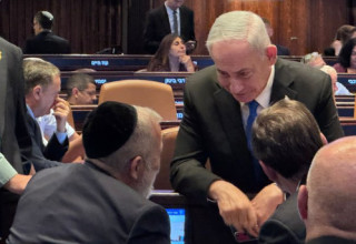 בנימין נתניהו ואריה דרעי במליאת הכנסת (צילום: צילום מסך רשת X)