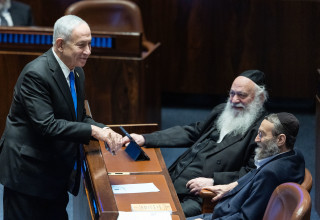 בנימין נתניהו, משה גפני ויצחק גולדקנופף בהצבעה על חוק יסוד לימוד תורה (צילום: יונתן זינדל פלאש 90)