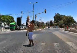 ניסיון חטיפה בפתח תקווה (צילום: צילום מסך)