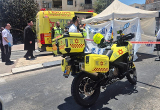 זירת תאונה בה נהרג ילד בן 7 מפגיעת אוטובוס במודיעין עילית (צילום: תיעוד מבצעי מד''א)
