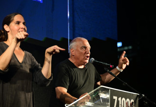 אייל אשל בעצרת אלף הימים בכיכר החטופים (צילום: אבשלום ששוני)