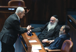 משה גפני, יצחק גולדקנופף ובנימין נתניהו (צילום: יונתן זינדל, פלאש 90)