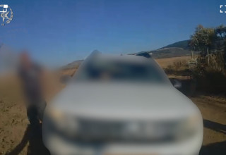 מעצר האב שאיפשר לבנו בן ה-9 לנהוג (צילום: דוברות המשטרה)