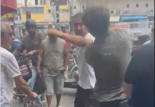 פעילי "הדמוקרטים הצעירים" מותקפים בשוק התקווה (צילום: צילום מסך רשת X)