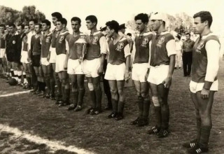מישל בן דוד, שחקן עבר הפועל חיפה, חמישי מימין עם הגביע (צילום: אתר רשמי, הפועל חיפה)