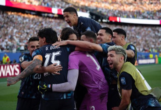 שחקני פרגוואי חוגגים עם אורלנדו חיל (צילום: Gettyimages)
