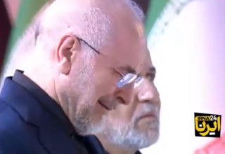 מוחמד באקר קאליבאף ועבאס עראקצ'י במהלך הלווייתו של עלי חמינאי בטהרן, איראן (צילום: מתוך רשתות לפי סעיף 27 א על פי זכויות יוצרים)