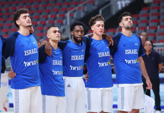 תומר גינת, אדם אריאל, קאדין קרינגטון, ים מדר, אילי דולינסקי שחקני נבחרת ישראל (צילום: אודי ציטיאט)