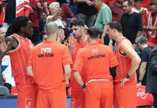 עלו לחימום. שחקני הפועל תל אביב (צילום: דני מרון)
