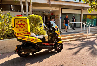 ילד טבע בבריכה ציבורית בחולון (צילום: תיעוד מבצעי מד"א)
