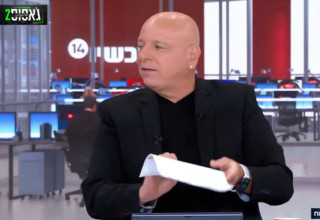 בועז גולן והחתימה של משה סעדה (צילום: צילום מסך ערוץ 14)
