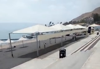 בדי הסתרה סביב הסככות בחוף בטבריה (צילום: שימוש לפי סעיף 27א')