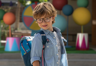 ילד מרכיב משפקיים עם עדשת Essilor Stellest (צילום: שמיר אופטיקה)