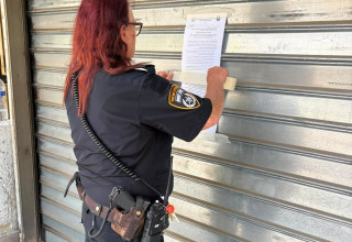 צו סגירה למרכול בגבעתיים (צילום: דוברות המשטרה)