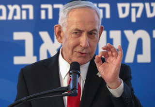בנימין נתניהו (צילום: ALEX KOLOMOISKY/POOL)