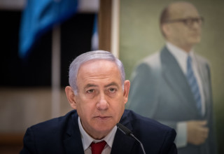 בנימין נתניהו על רקע מנחם בגין (צילום: יונתן זינדל, פלאש 90)