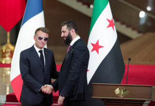 עמנואל מקרון ואחמד א-שרע בדמשק (צילום: REUTERS/Mahmoud Hassano)