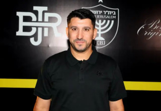 משחק הכנב נוסף במחנה. אלמוג כהן (צילום: אודי ציטיאט)