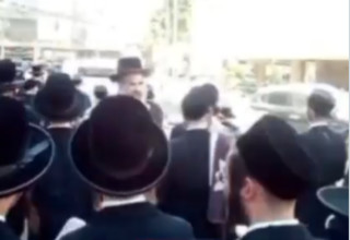 חרדים בבני ברק זורקים ביצים על פקחי רשות המסים (צילום: צילום מסך רשת X)