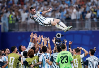 שחקני ארגנטינה מניפים את מסי באוויר (צילום: GettyImages)