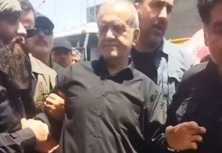 נשיא איראן מסעוד פזשכיאן מותקף בהלווית עלי חמינאי (צילום: צילום מסך רשת X)