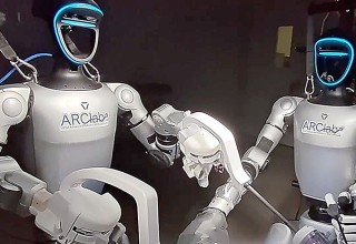 שני הרובוטים שניתחו (צילום: ACRlab)