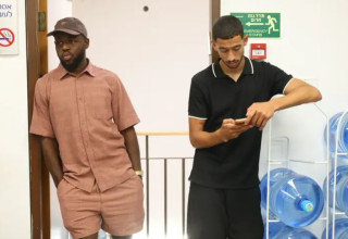 מוחמד אבו רומי לצד ג'בון איסט (צילום: אודי ציטיאט)