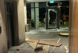 לובי הבניין בנתניה אליו הושלך רימון רסס (צילום: רשתות חברתיות, שימוש לפי סעיף 27 א')