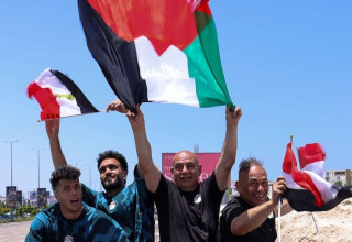 חוסאם חסן חוגג עם דגל פלסטין עם השחקנים בשובם למצרים (צילום: צילום מסך, X)