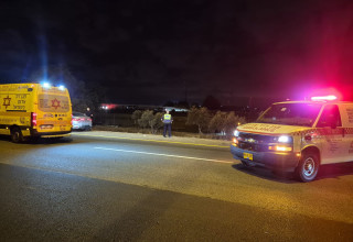 צוותי רפואה של מדא בזירת התאונה בכביש 6, סמוך לטייבה (צילום: צילום מבצעי מד"א)