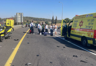 רוכבת אופנוע נהרגה מפגיעת רכב סמוך למחלף קריית גת (צילום: תיעוד מבצעי מד"א)