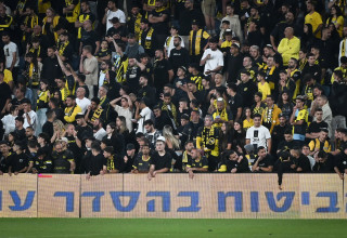 אוהדי בית"ר ירושלים ליד שלטי הפרסומת, אצטדיון טדי (צילום: ברני ארדוב)