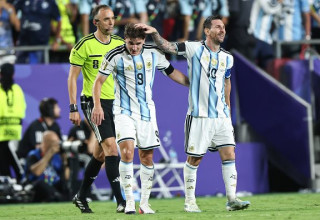 חוליאן אלברס חוגג עם ליאו מסי (צילום: Omar Vega/Getty Images)