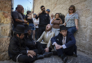 מחאת החרדים מול בית הקפה הפתוח בשבת, ירושלים (צילום: יונתן זינדל פלאש 90)