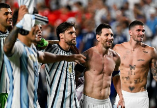 ליאו מסי חוגג עם שחקני נבחרת ארגנטינה (צילום: MB Media/Getty Images)