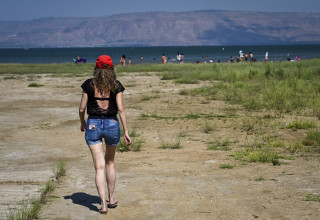מטיילים בחום בישראל (צילום: מיכאל גלעדי פלאש 90)