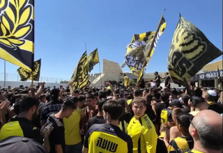 אוהדי בית"ר בטירוף, כמו שניתן היה לראות הבשוע בנתב"ג (צילום: יח"צ - חד פעמי, גיל פז)