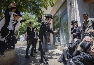 חרדים מוחים מול בית-הקפה "בסמטה" (צילום: יונתן זינדל, פלאש 90)