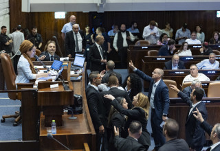 מהומה בכנסת בהצבעה להקפאת מעצר עריקים חרדים (צילום: חיים גולדברג פלאש 90)