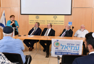 מרים פרץ יחד עם שליחי מכון 'שטראוס-עמיאל' בטקס בירושלים (צילום: יח"צ)
