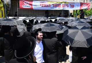 הפגנת חרדים מול לשכת הגיוס (צילום: אבשלום ששוני)