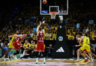 אנדראס אובסט זורק מקו העונשין (צילום: Gettyimages)